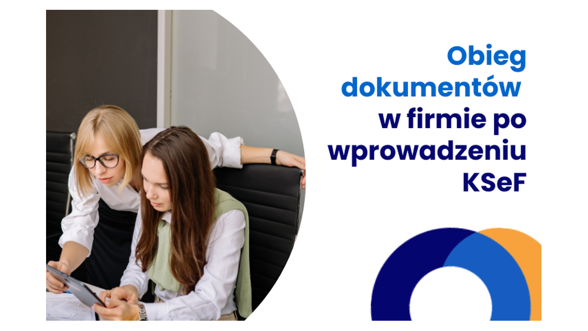 Grafika SaldeoSMART do wpisu o obiegu dokumentów po wprowadzeniu KSeF: dwie kobiety nad tabletem i papierami, jedna pochyla się nad ramieniem drugiej